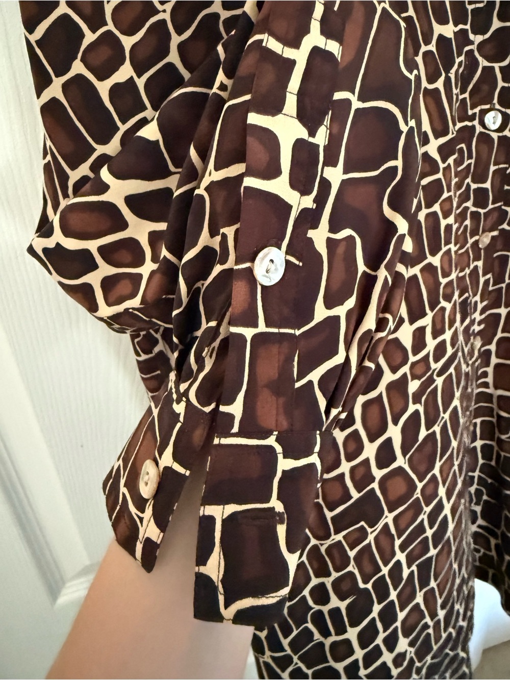 Vintage Saks Fifth Avenue Giraffe Print 100% Silk Blouse Long Sleeve Size Medium - Picture 5 of 7